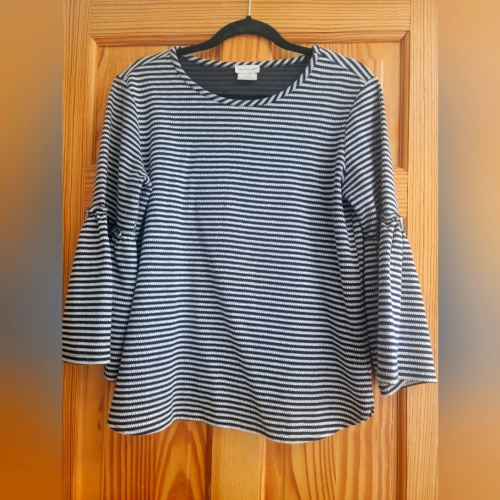 Ladies Van Heusen Top Size Medium